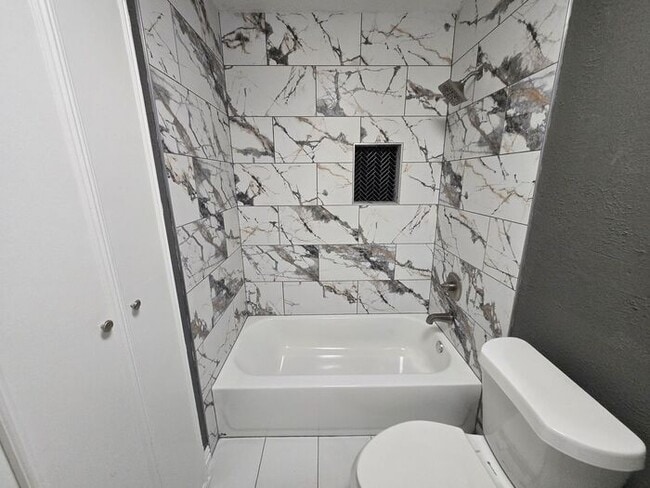 Building Photo - Spacious in Carrollton