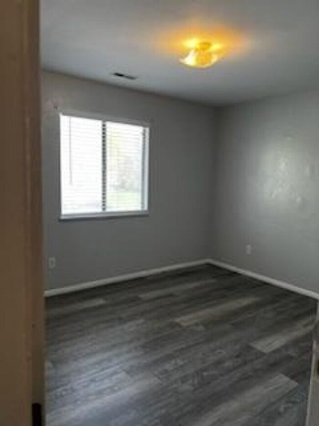 Building Photo - Beautifully Renovated Unit with Modern Upd...