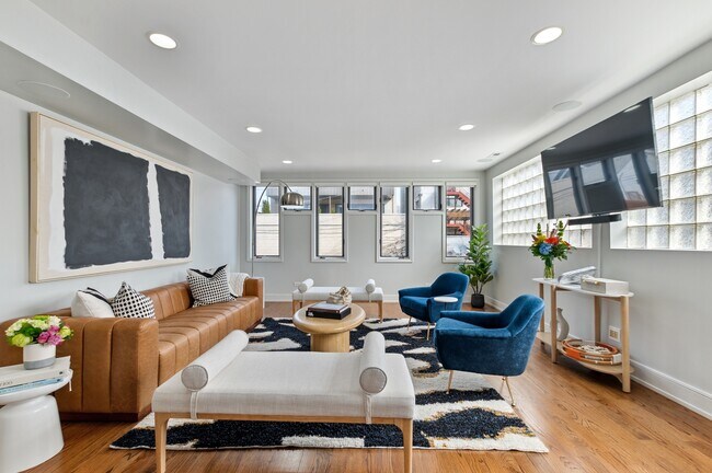 Building Photo - 1527 W Pearson St