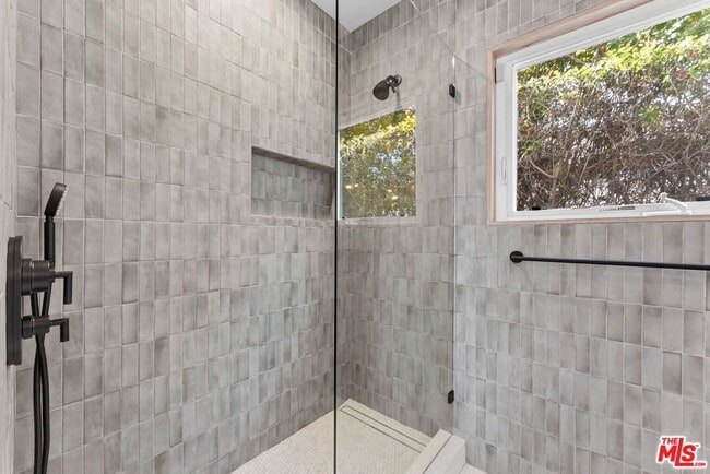 Building Photo - 8833 Ashcroft Ave