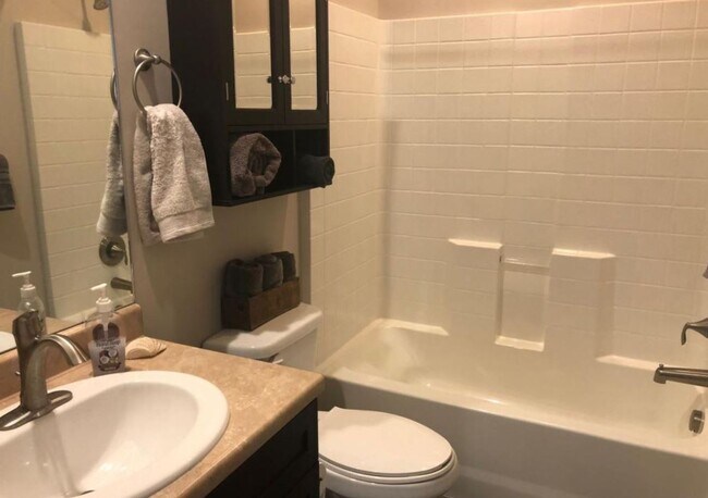 Building Photo - Beautiful 3 Bedroom Townhome in Daybreak!