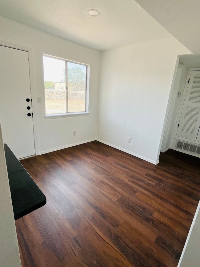 Building Photo - 5509 Oakbriar Cir
