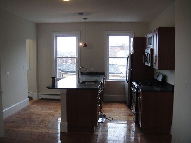 Building Photo - Mission Hill 3-Bed