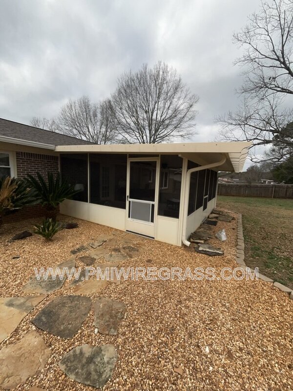 Building Photo - 202 Pondella Dr