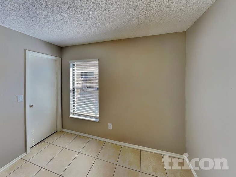 Building Photo - 470 N Sundance Dr