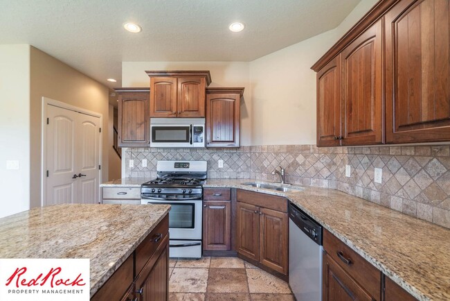 Building Photo - 3 Bedroom Townhome In Southgate Community