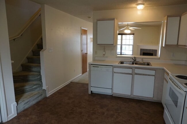 Building Photo - 2 Bedroom 2.5 Bathroom Townhome located in Marsh Oaks