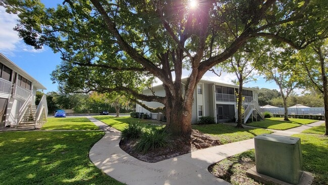 Building Photo - 1 Bedroom/1 Bathroom 2nd Floor Condo at Sandlewood Villas AVAILABLE MAY 1st!