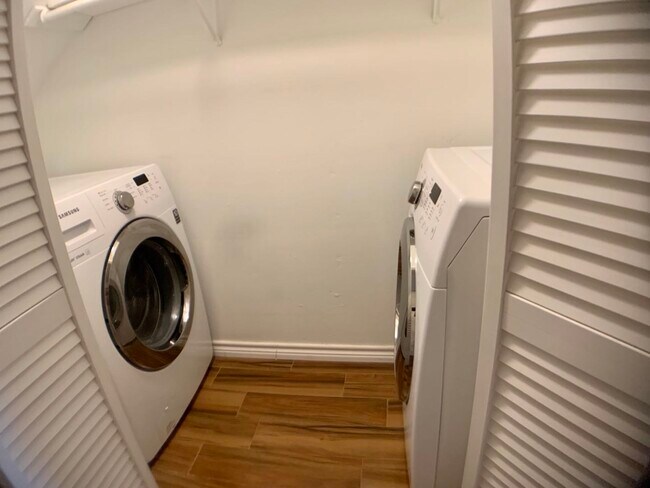 Building Photo - 13140 Trail Hollow Dr