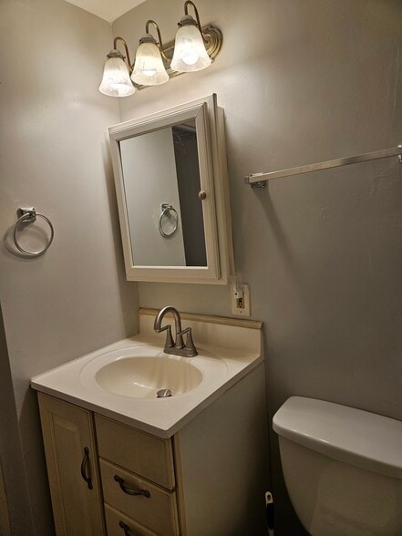 Building Photo - 1951 Dutch Village Dr