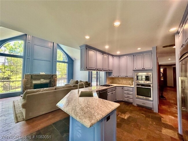 Building Photo - 1801 Oak Forest Dr