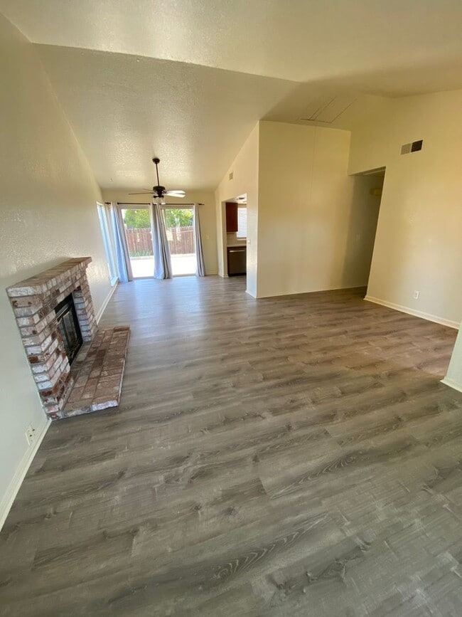 Building Photo - 6 MONTH LEASE - 3 Bedroom / 2 Bath Great C...