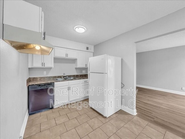 Building Photo - 2000 Chateau Dr
