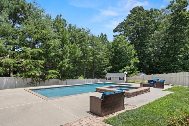 Building Photo - Beautiful 4 Bed 2.5 Bath