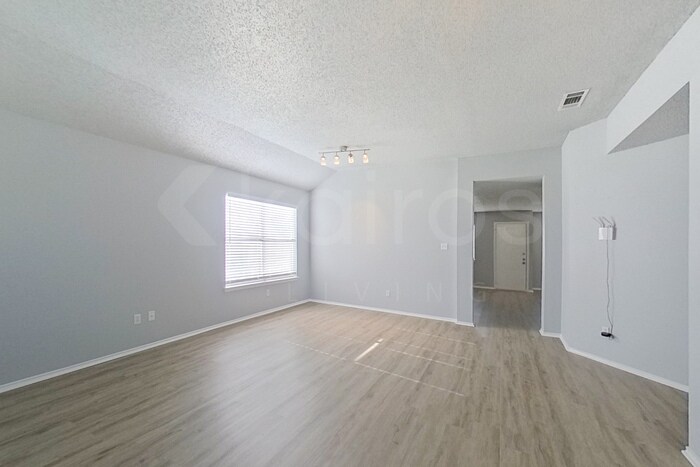 Building Photo - 4914 Glenoak Dr