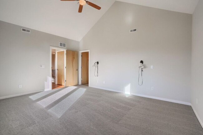 Building Photo - 2421 Rose Ct