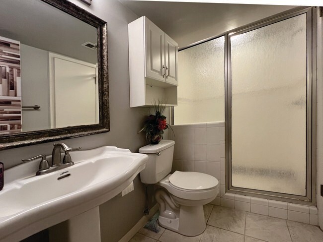 Building Photo - 13014 Leader St