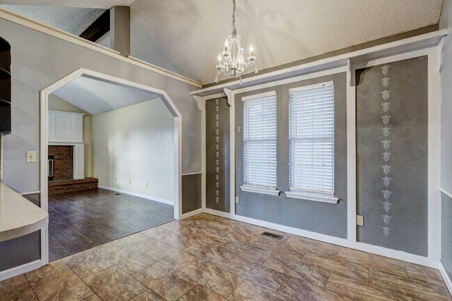Building Photo - 3 Bed 2 Bath in OKC!