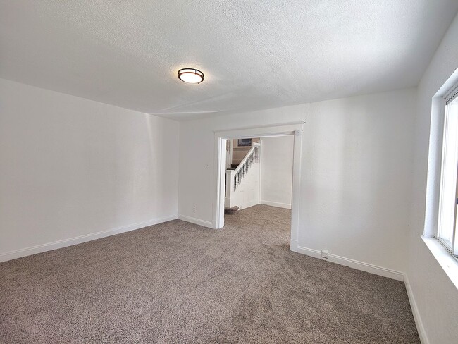 Building Photo - *Beautifully Updated & Spacious 6BD/1.5BA ...