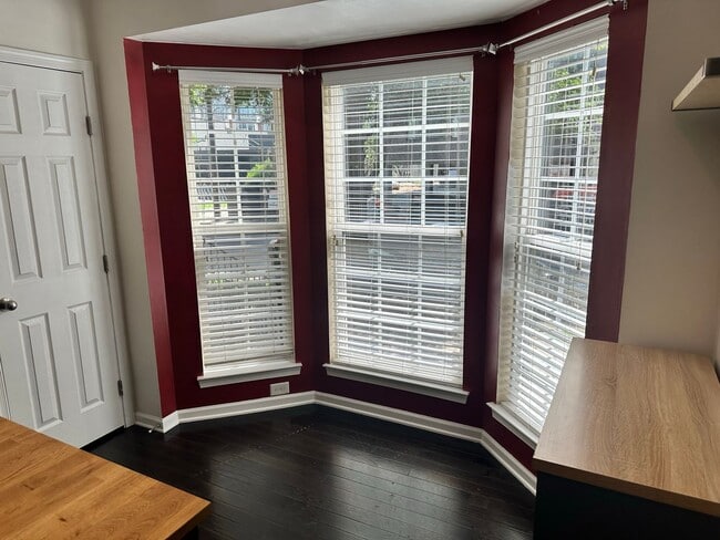 Building Photo - Amazing Three Bedroom Townhome in Southend!