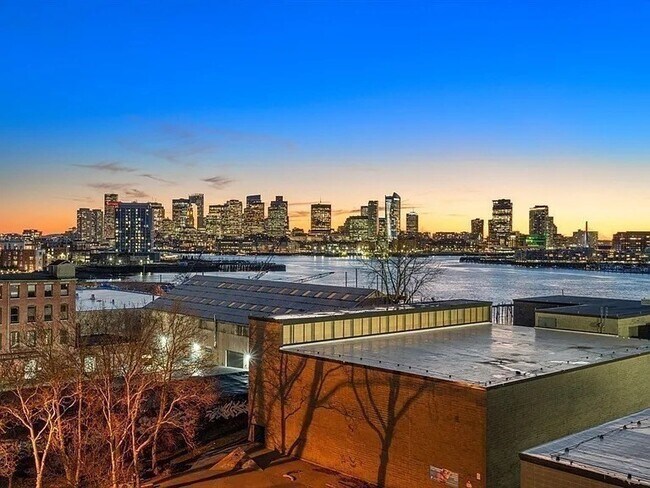 Building Photo - 301 Border St