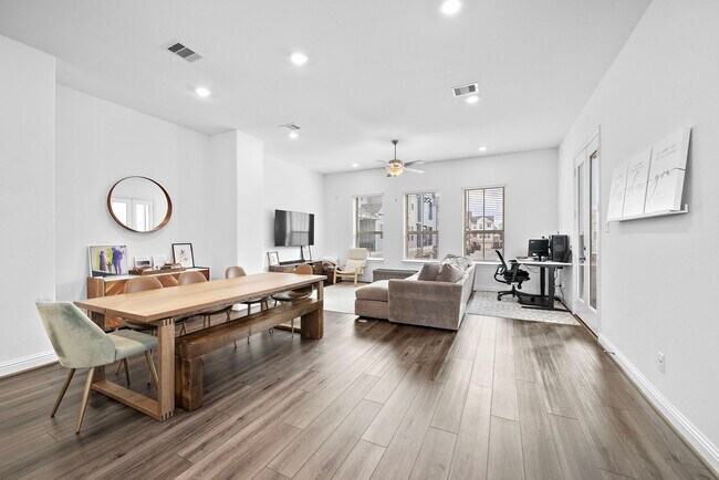 Building Photo - 11008 Mikula Dr