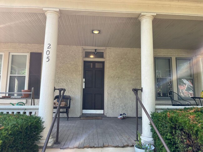 Building Photo - Spacious one bedroom 2nd floor apartment - Completely Remodeled!