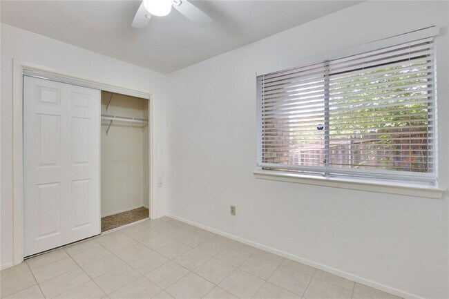 Building Photo - 1015 E Yager Ln