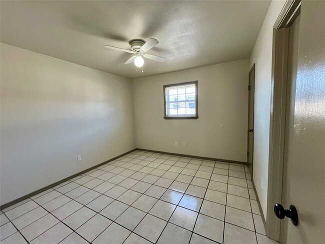 Building Photo - 1042 W Village Ct