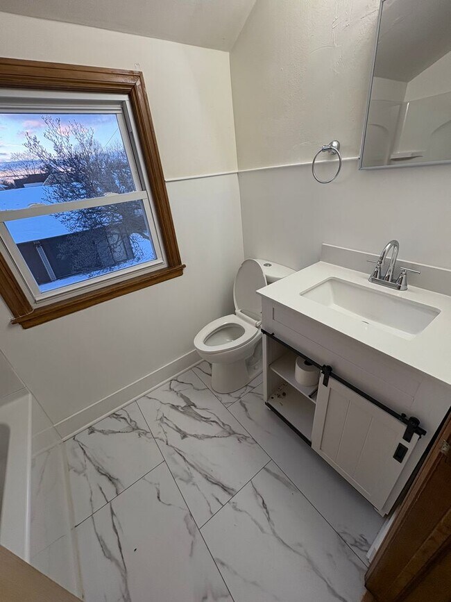 Building Photo - Newly remodeled single family with lots of space!!