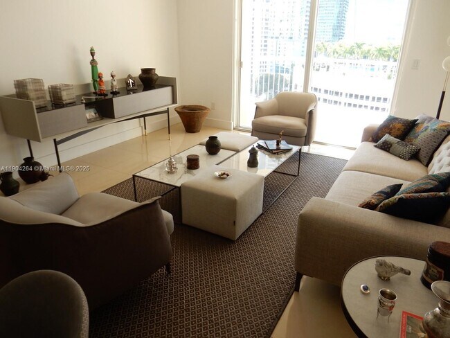 Building Photo - 1420 Brickell Bay Dr