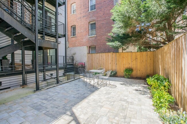 Building Photo - Stunning 2 BR/2 BA Condo in Lanier Heights!