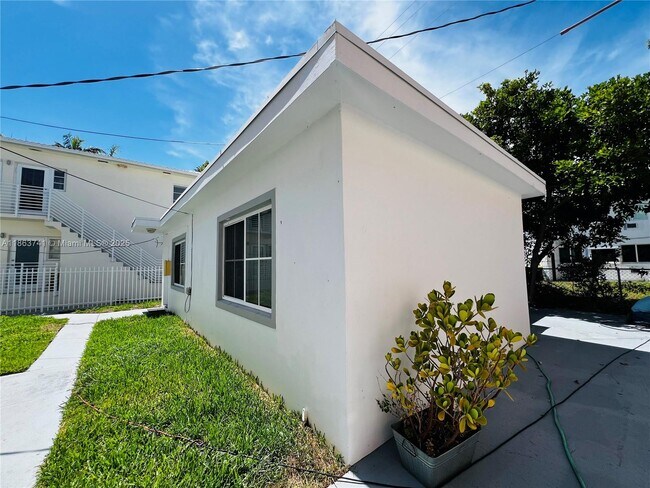 Building Photo - 1001 Bay Dr