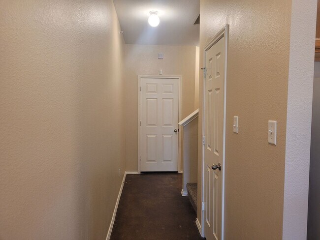 Building Photo - 10818 Mathom Landing