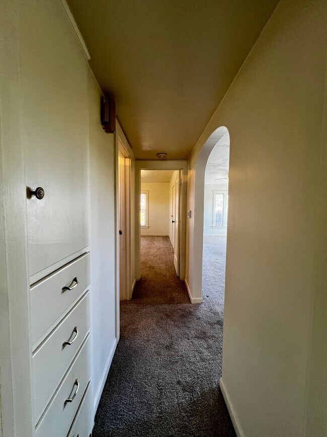 Building Photo - Move in special-$200 off first month's rent!