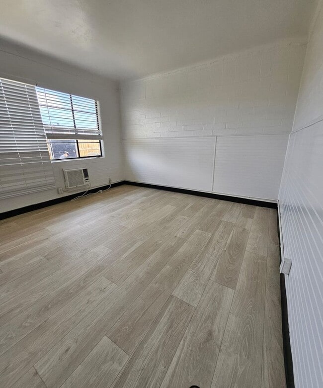 Building Photo - IMPERIAL CORNER APARTMENTS -$299 Move-In Special!