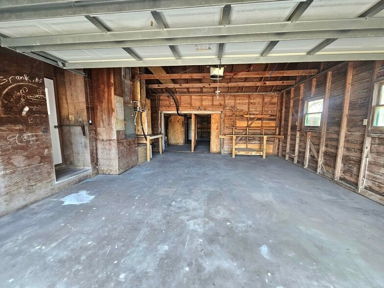 Building Photo - 513 Oakdale Dr