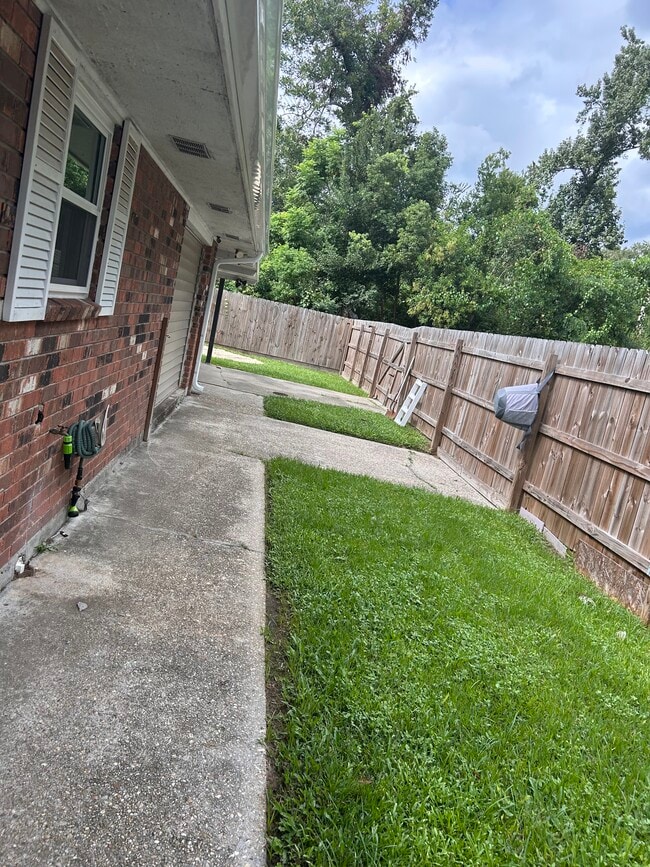 Building Photo - 2800 Dolores Dr