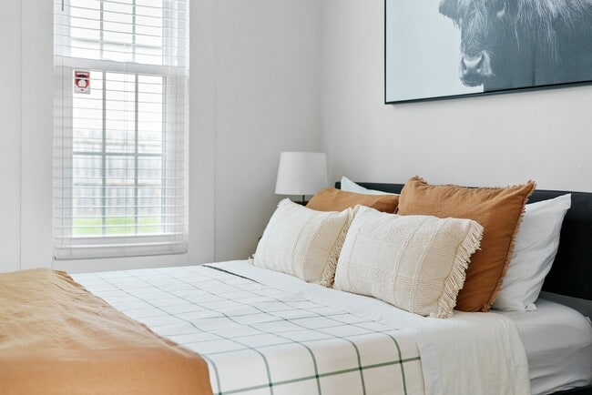 Building Photo - Updated Bungalow, Steps from Short North and OSU