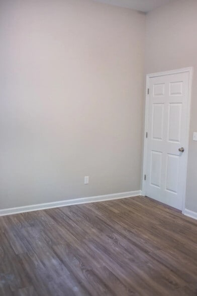 Building Photo - Room in Apartment on Stanton Rd SW