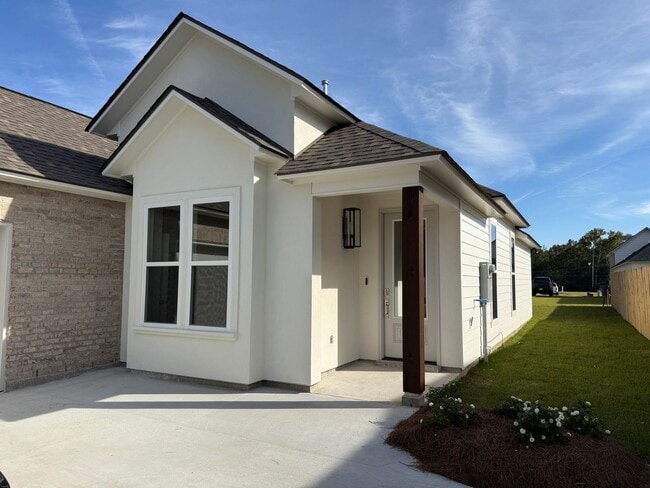 Building Photo - Must See! New 4/2 Home off Tiger Bend Rd. ...