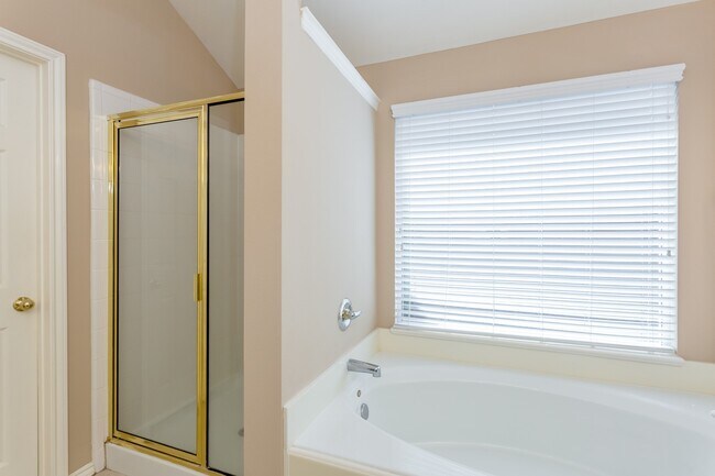 Building Photo - 21915 Rivergate Ct