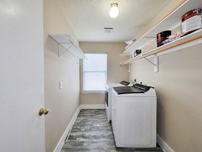 Building Photo - Welcome to this beautifully maintained home offering flexible living with 4/5 spacious bedrooms a...