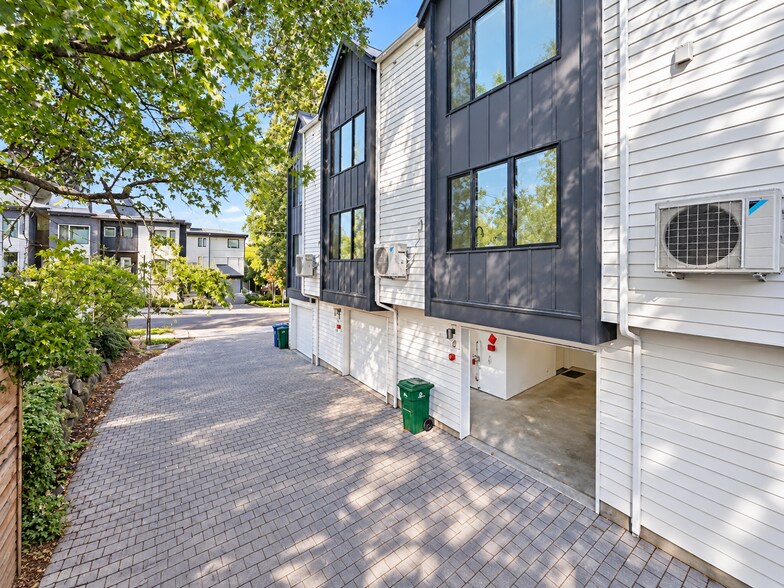 Building Photo - 2151 N 147th St