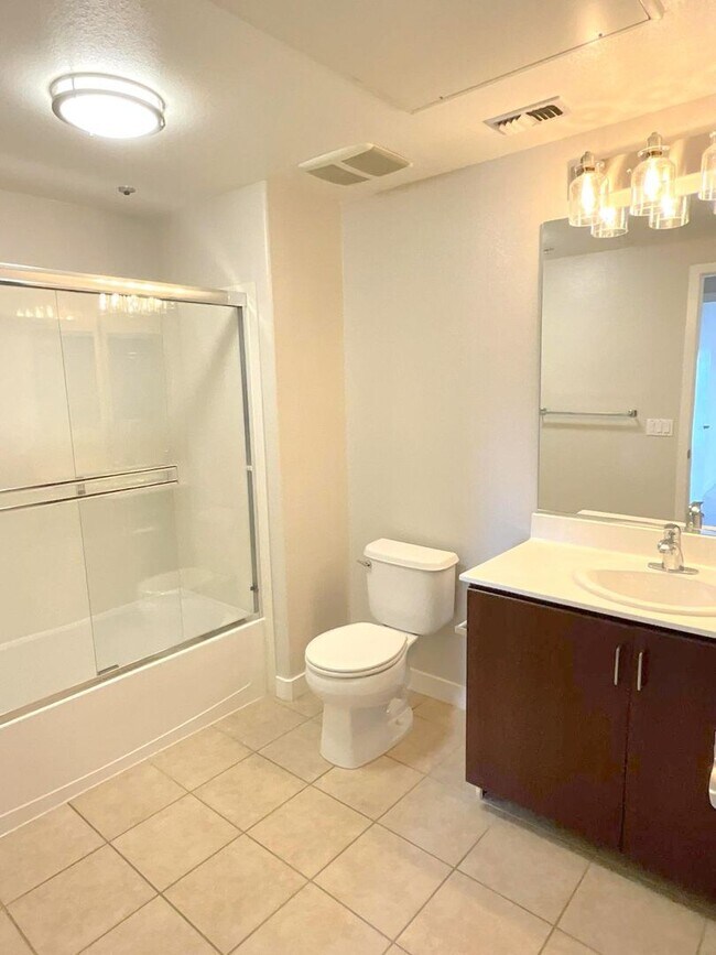 Building Photo - Great Corner Condo ! Lots Of Light ! Elan ...