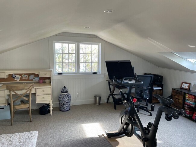 Building Photo - Enchanting 1-Bedroom, 1-Bath Oasis with Stunning Views