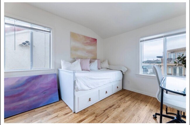 Building Photo - Manhattan Beach