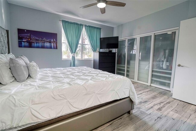 Building Photo - 1261 Presidio Dr