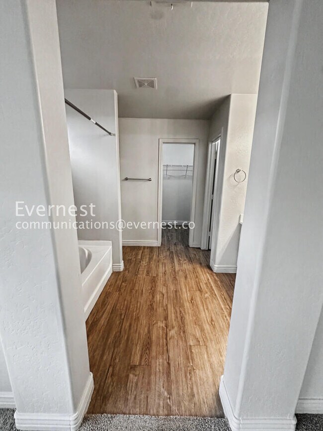 Building Photo - Limited Time Special Offer / 4 Bed, 3 Bath Home with Garage / Pet-Friendly / Vouchers Accepted / ...