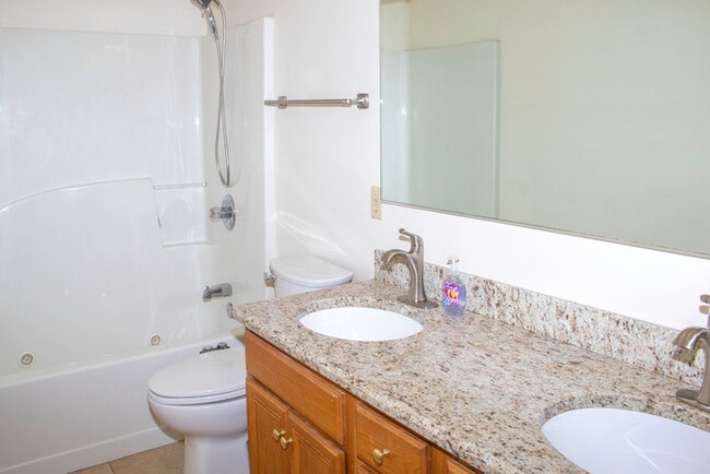 Building Photo - Updated 2BR 2.5BA Home w/ Lake Access • New Countertops • Patio in Farragut